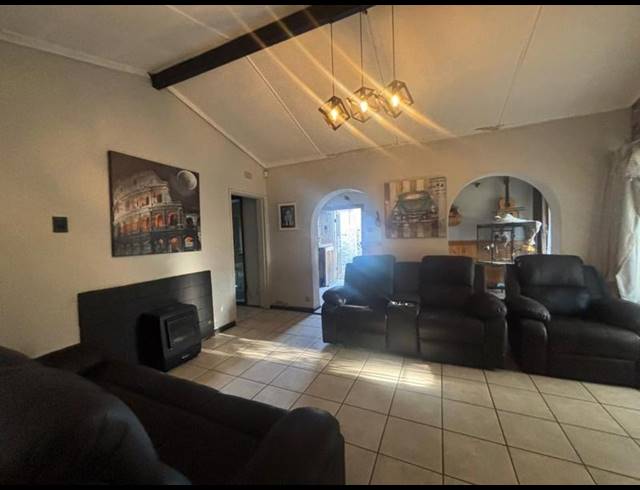 3 BEDROOM HOUSE FOR SALE IN VANDERBIJLPARK CE 2